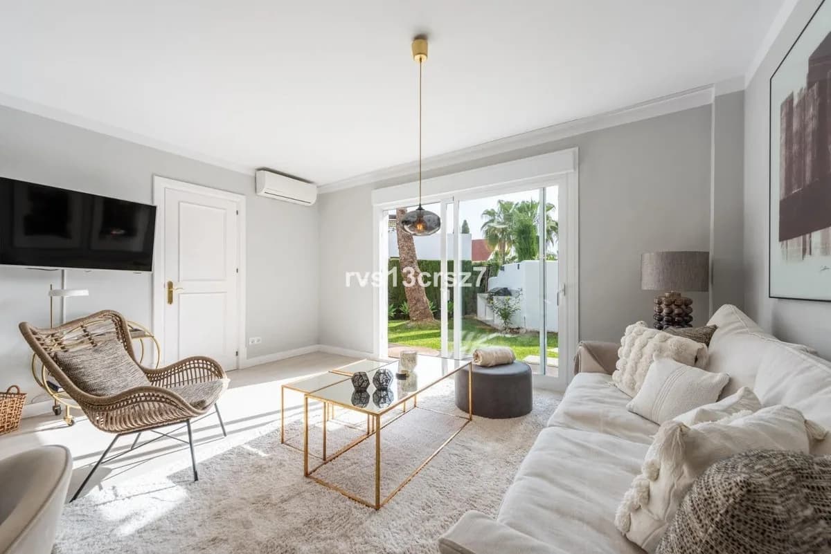 3 Bedroom Middle Floor Apartment for Sale in Elviria, Málaga - Image 2