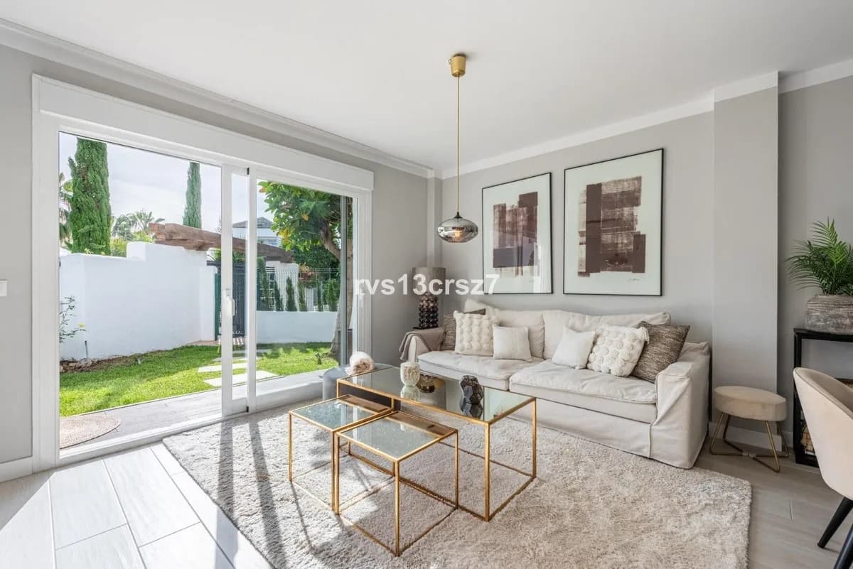 3 Bedroom Middle Floor Apartment for Sale in Elviria, Málaga - Image 4
