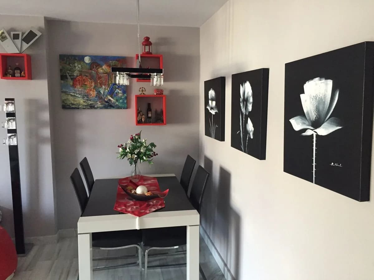 2 Bedroom Middle Floor Apartment for Sale in Benahavís, Málaga - Image 2