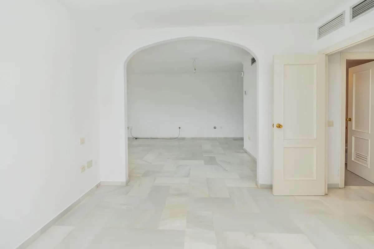 3 Bedroom Middle Floor Apartment for Sale in Torremolinos, Málaga - Image 5