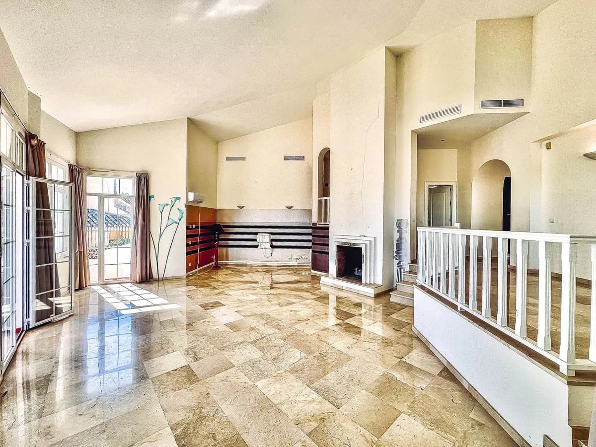 4 Bedroom Detached Villa for Sale in La Quinta, Málaga - Image 7