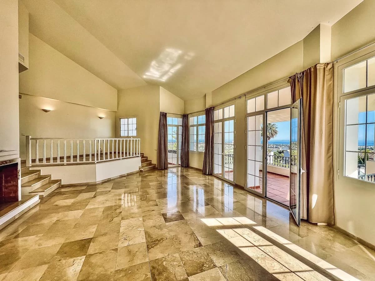4 Bedroom Detached Villa for Sale in La Quinta, Málaga - Image 8
