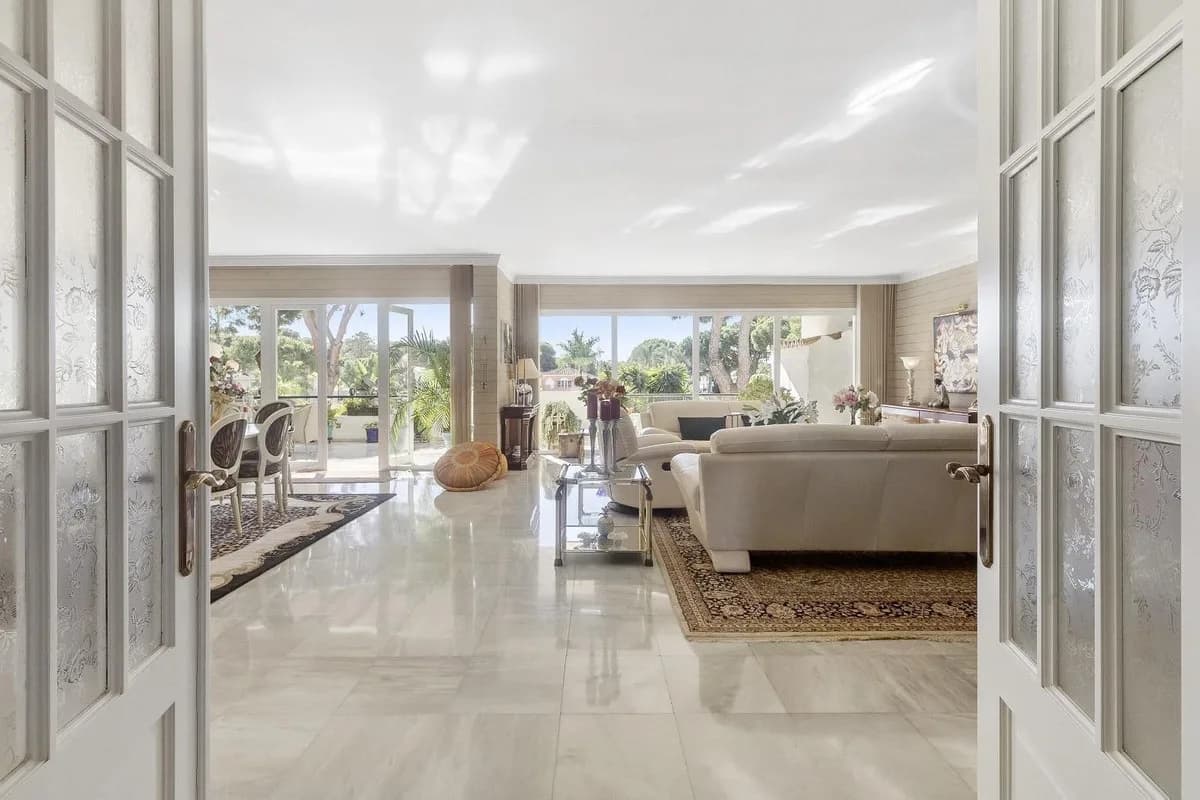 3 Bedroom Middle Floor Apartment for Sale in New Golden Mile, Málaga - Image 4