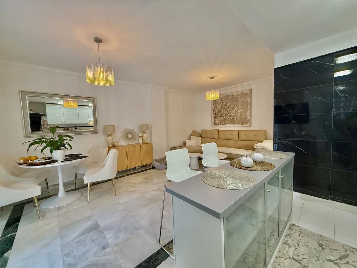 2 Bedroom Ground Floor Apartment for Sale in The Golden Mile, Málaga - Image 7
