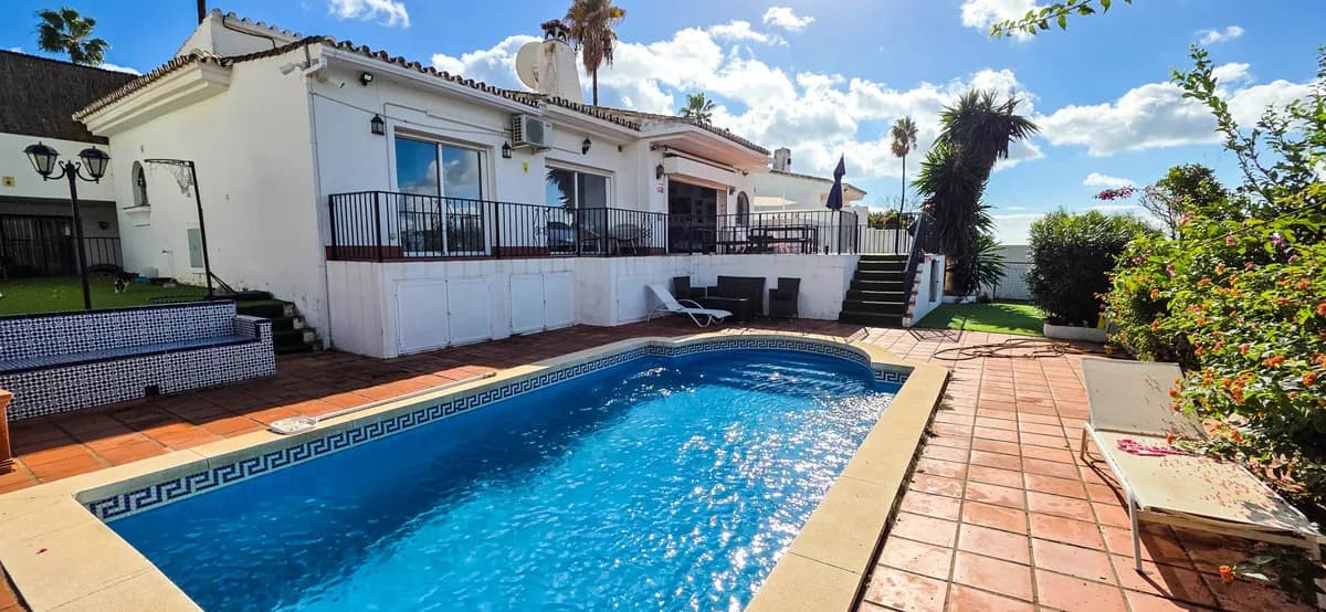 5 Bedroom Semi-Detached House for Sale in La Duquesa, Málaga - Image 3