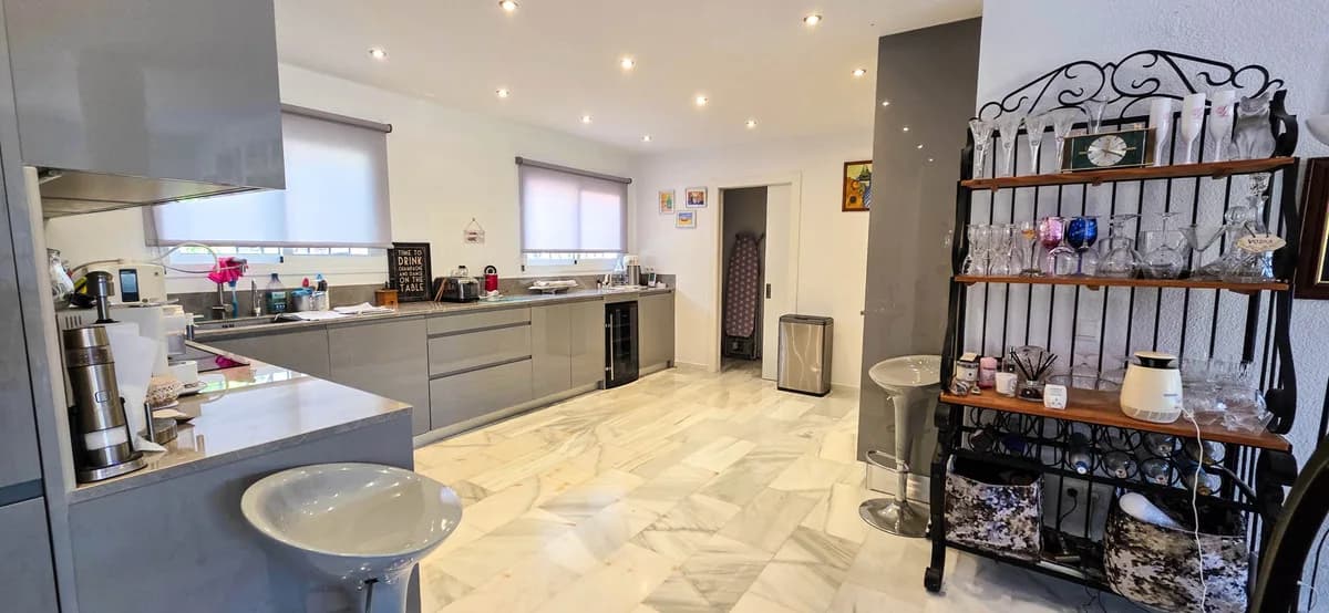 5 Bedroom Semi-Detached House for Sale in La Duquesa, Málaga - Image 4