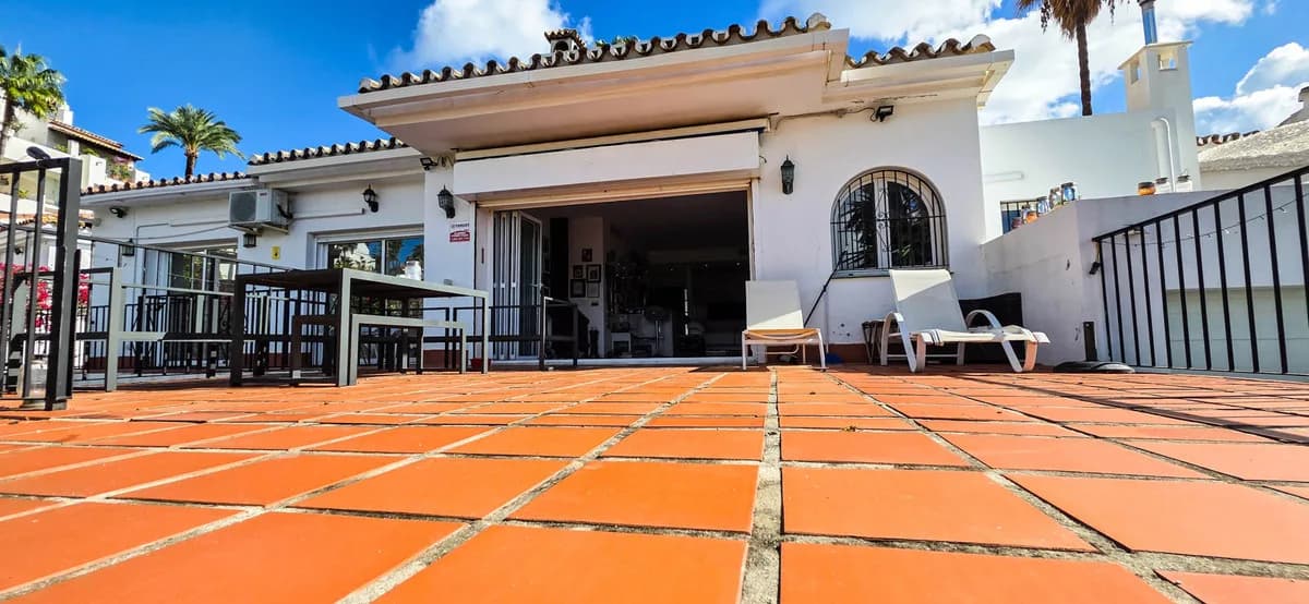 5 Bedroom Semi-Detached House for Sale in La Duquesa, Málaga - Image 6