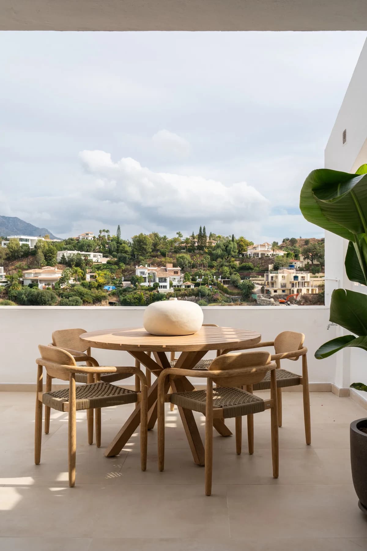 2 Bedroom Middle Floor Apartment for Sale in La Quinta, Málaga - Image 2