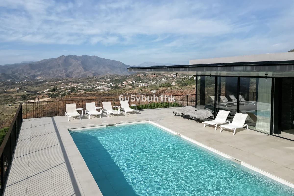 4 Bedroom Detached Villa for Sale in Valtocado, Málaga - Image 8