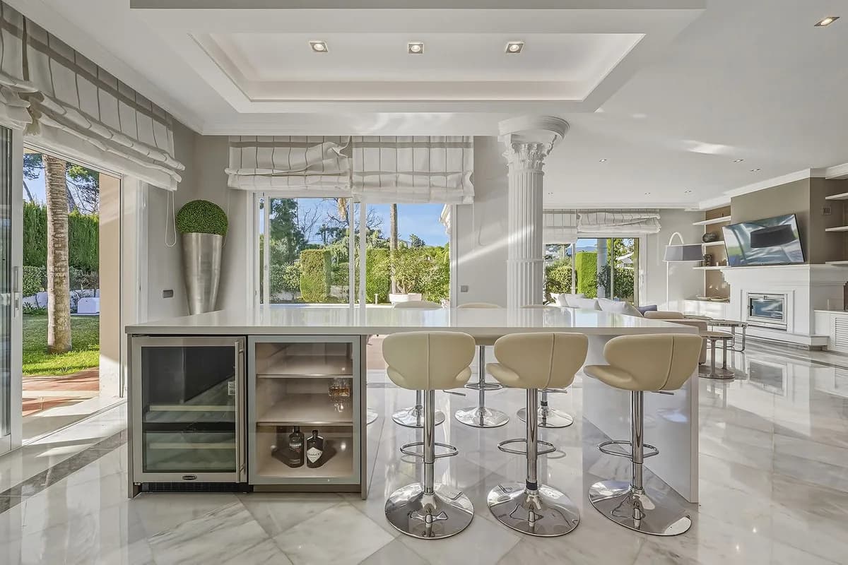 5 Bedroom Detached Villa for Sale in Guadalmina Alta, Málaga - Image 4