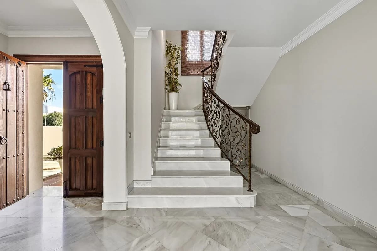 5 Bedroom Detached Villa for Sale in Guadalmina Alta, Málaga - Image 9