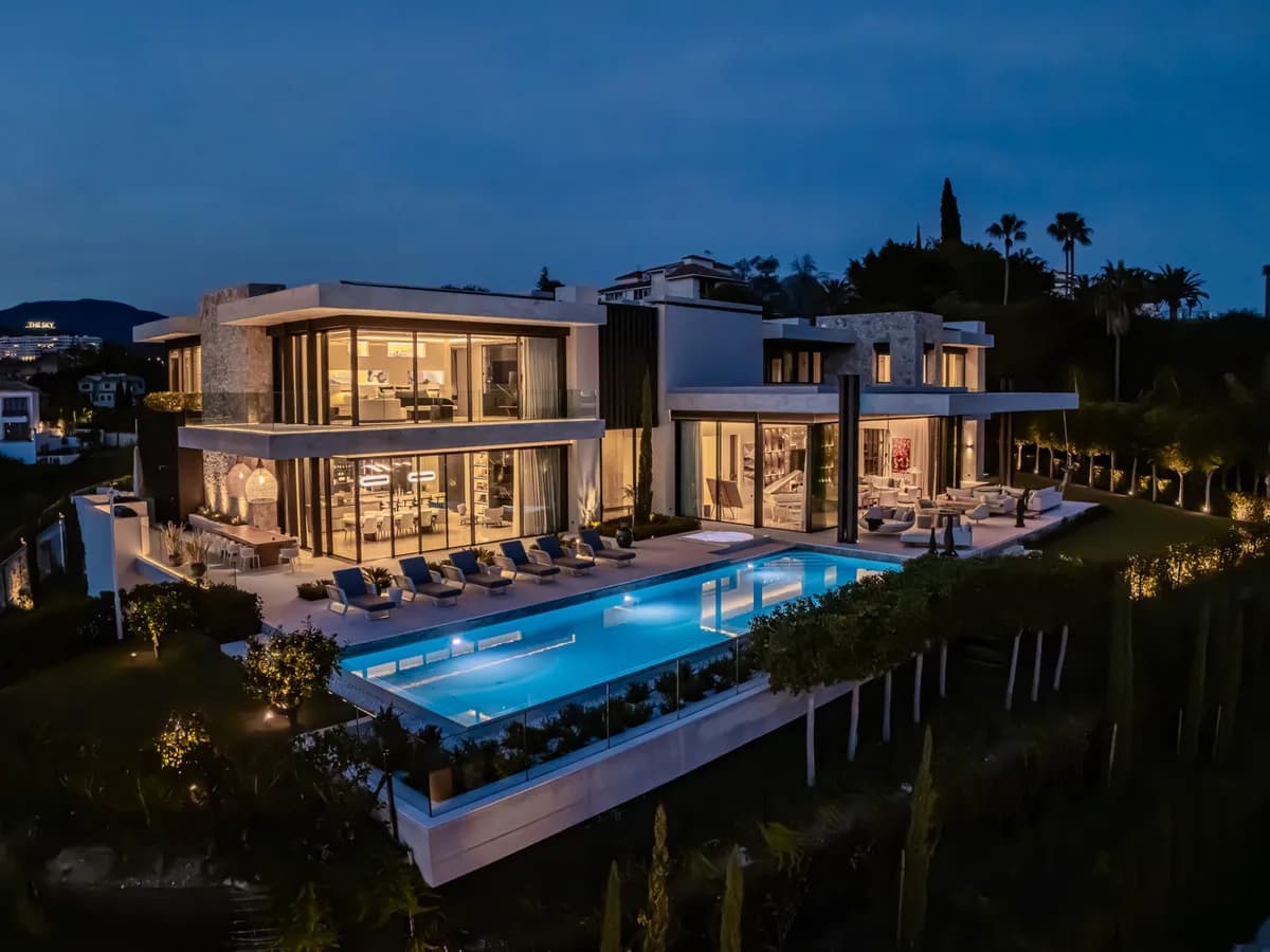 8 Bedroom Detached Villa for Sale in La Quinta, Málaga - Image 2