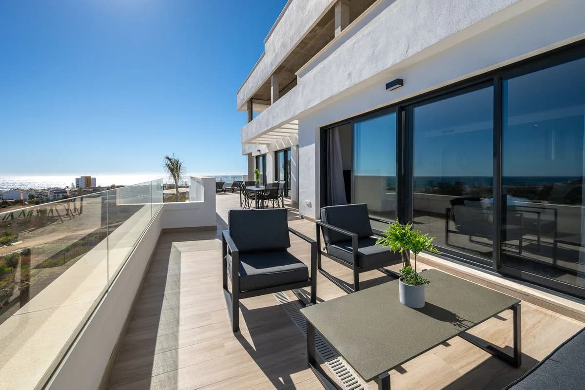4 Bedroom Middle Floor Apartment for Sale in La Cala de Mijas, Málaga - Image 3
