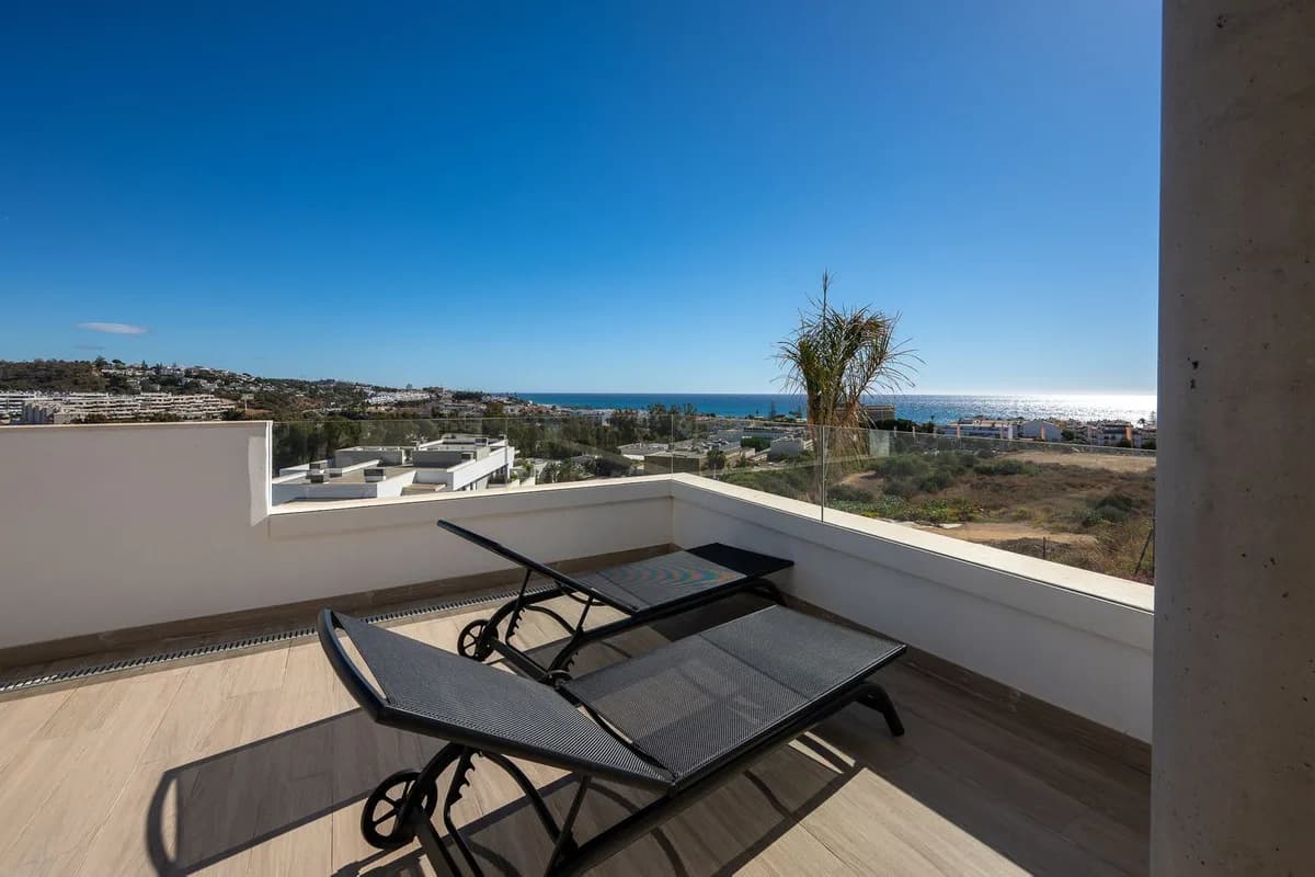 4 Bedroom Middle Floor Apartment for Sale in La Cala de Mijas, Málaga - Image 4