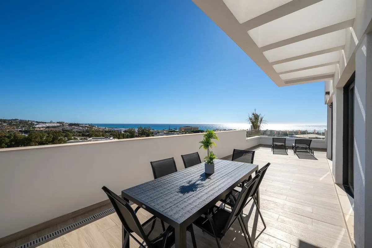 4 Bedroom Middle Floor Apartment for Sale in La Cala de Mijas, Málaga - Image 5