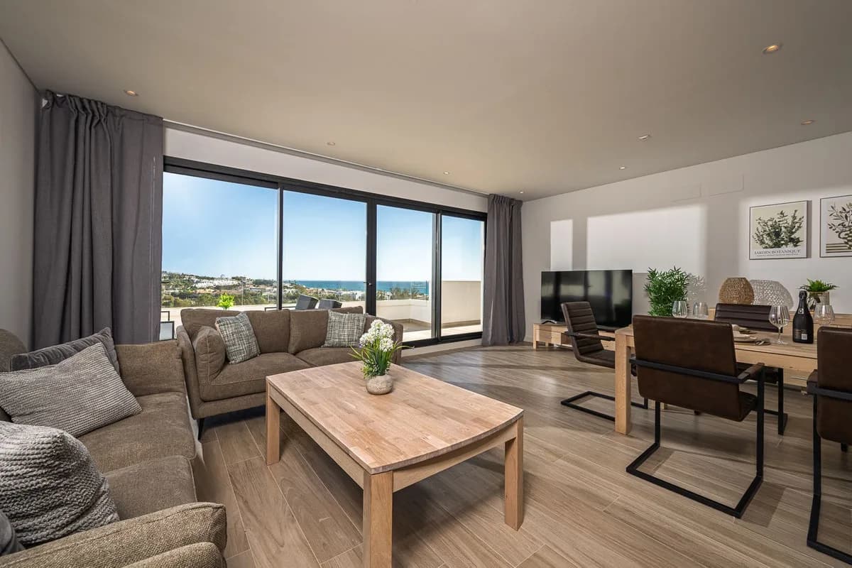 4 Bedroom Middle Floor Apartment for Sale in La Cala de Mijas, Málaga - Image 9