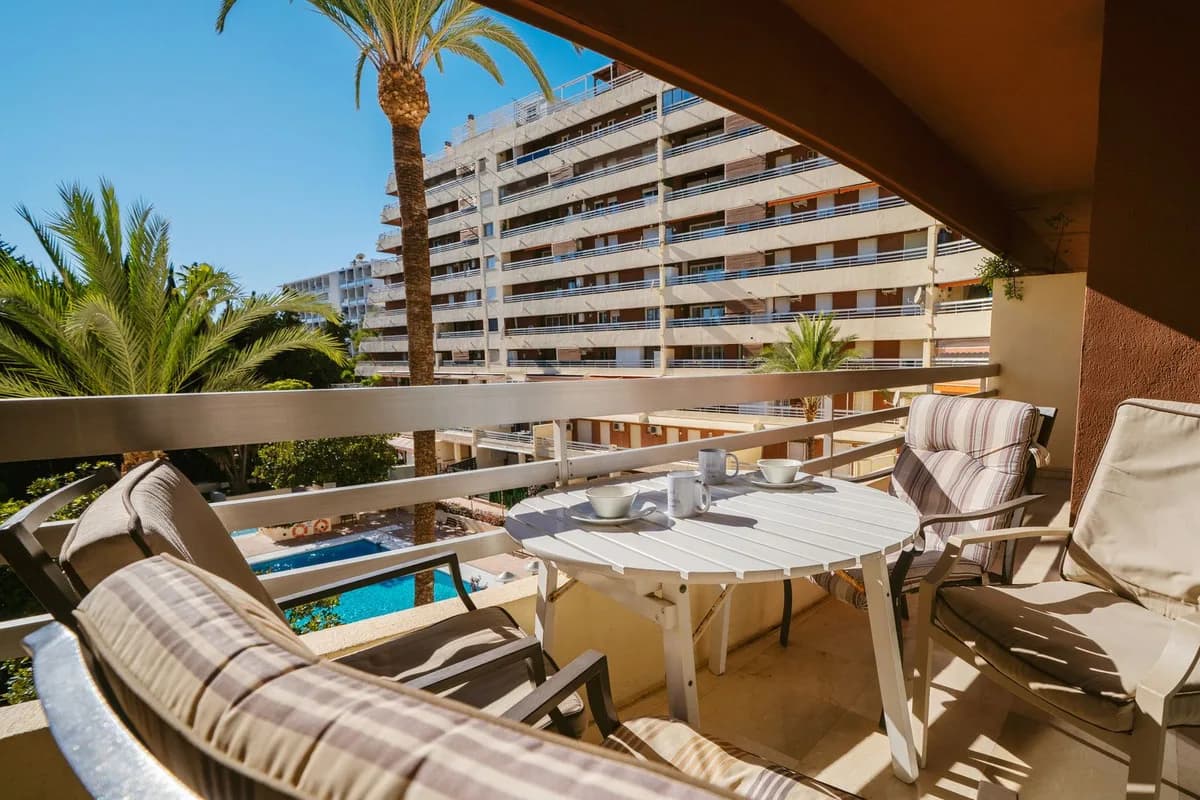 3 Bedroom Middle Floor Apartment for Sale in Marbella, Málaga - Image 2