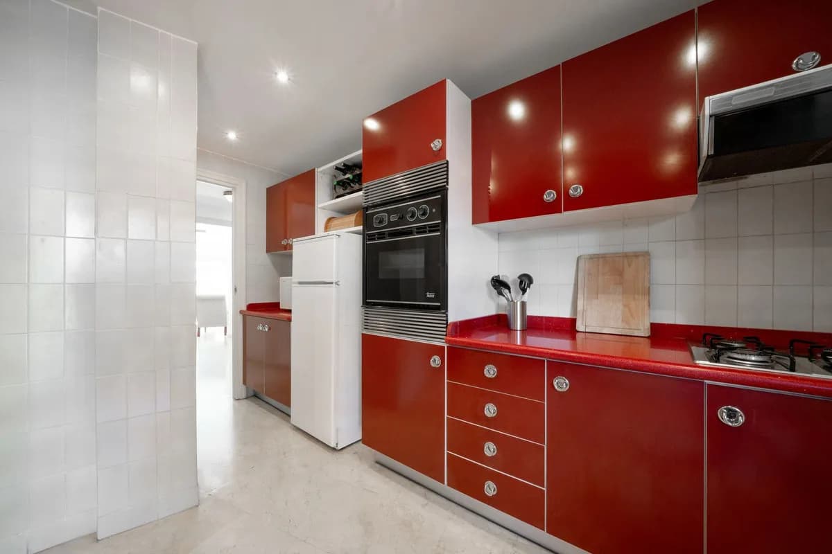 3 Bedroom Middle Floor Apartment for Sale in Marbella, Málaga - Image 4