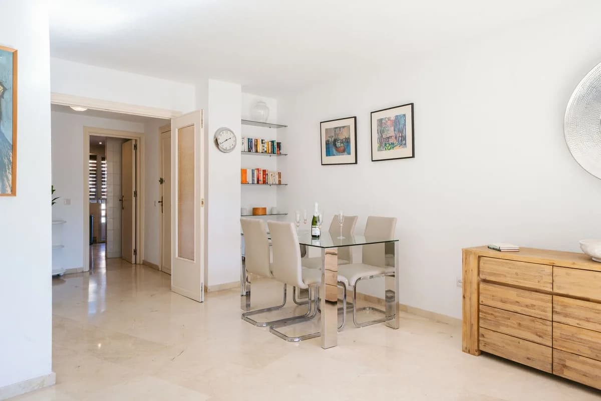 3 Bedroom Middle Floor Apartment for Sale in Marbella, Málaga - Image 8