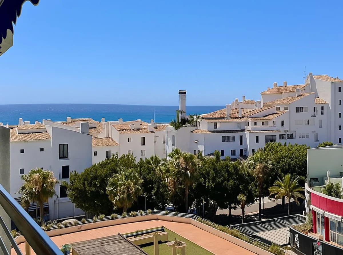 2 Bedroom Middle Floor Apartment for Sale in Puerto Banús, Málaga