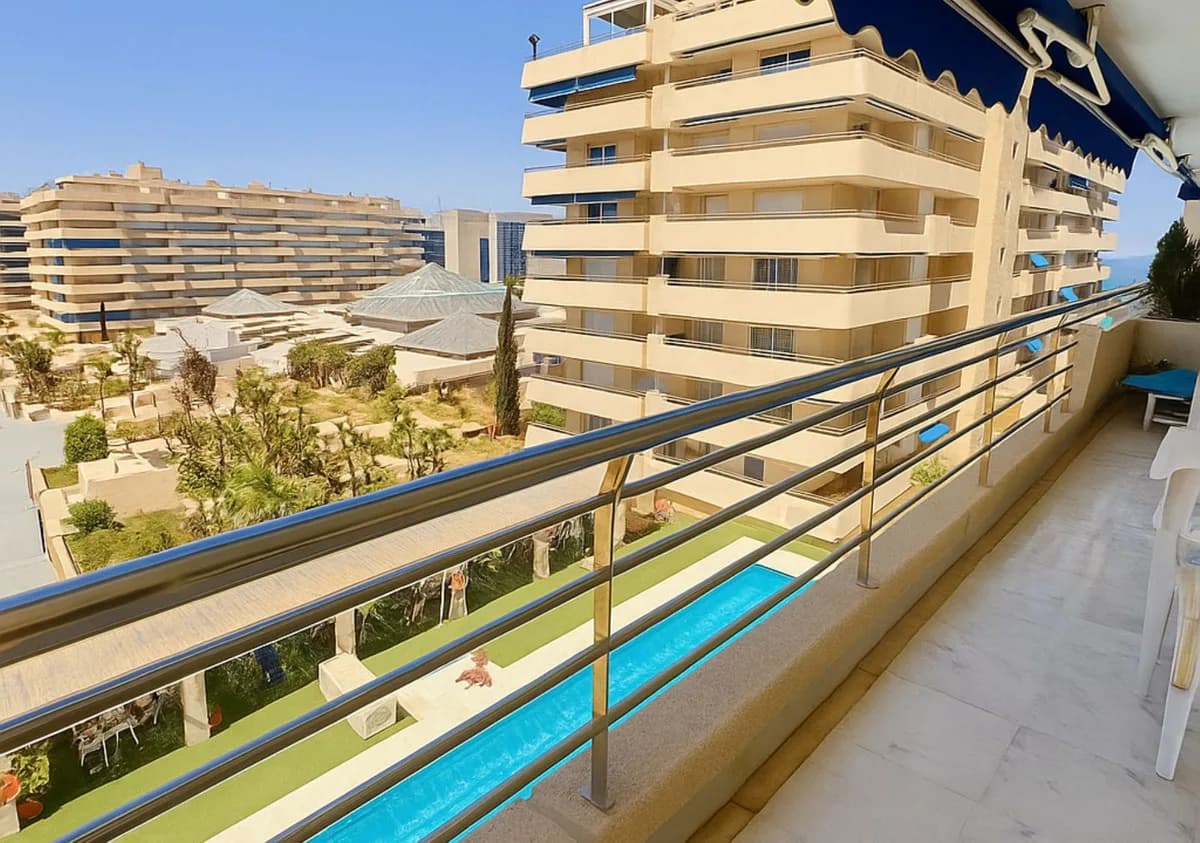 2 Bedroom Middle Floor Apartment for Sale in Puerto Banús, Málaga - Image 2