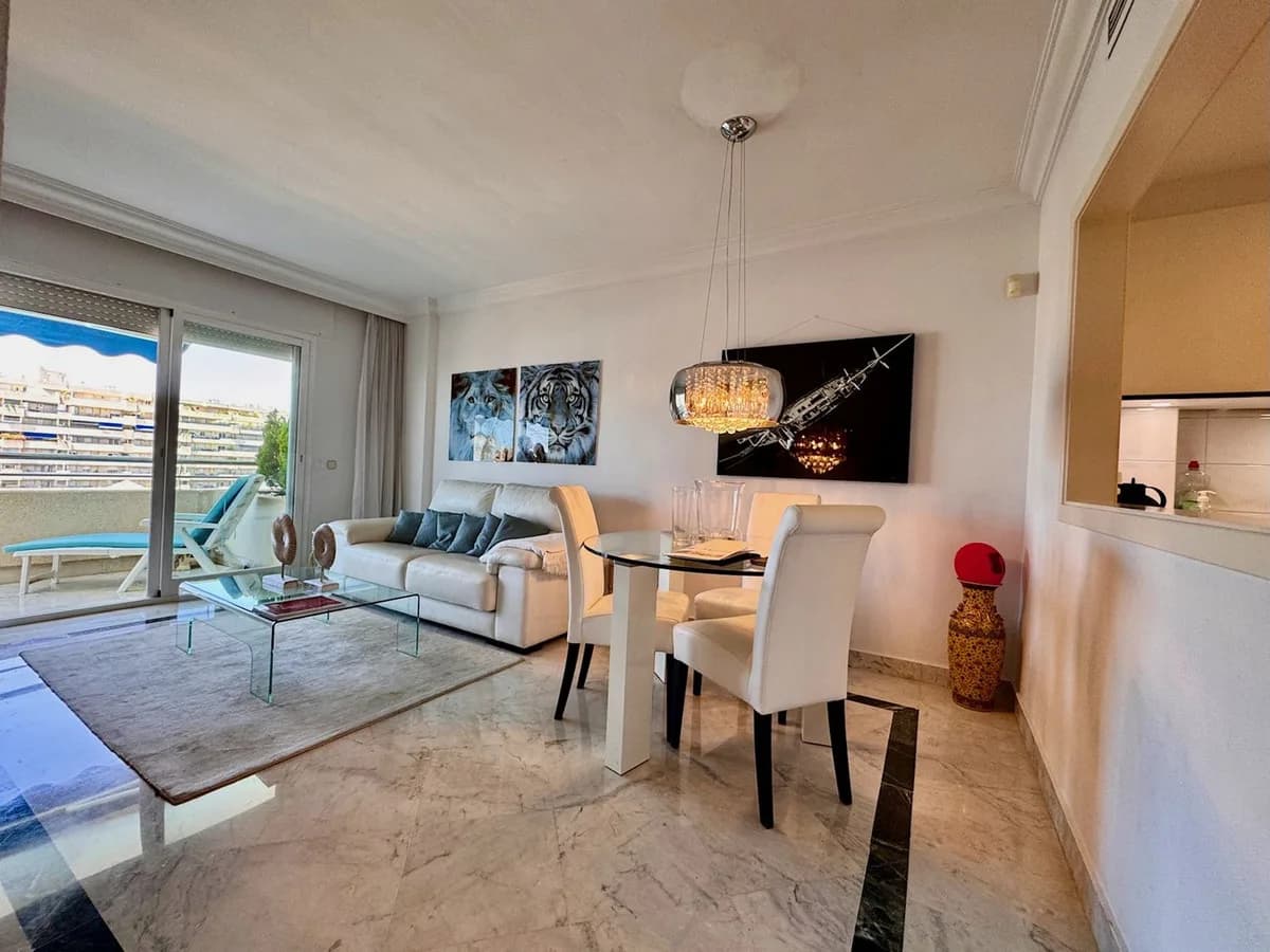 2 Bedroom Middle Floor Apartment for Sale in Puerto Banús, Málaga - Image 3