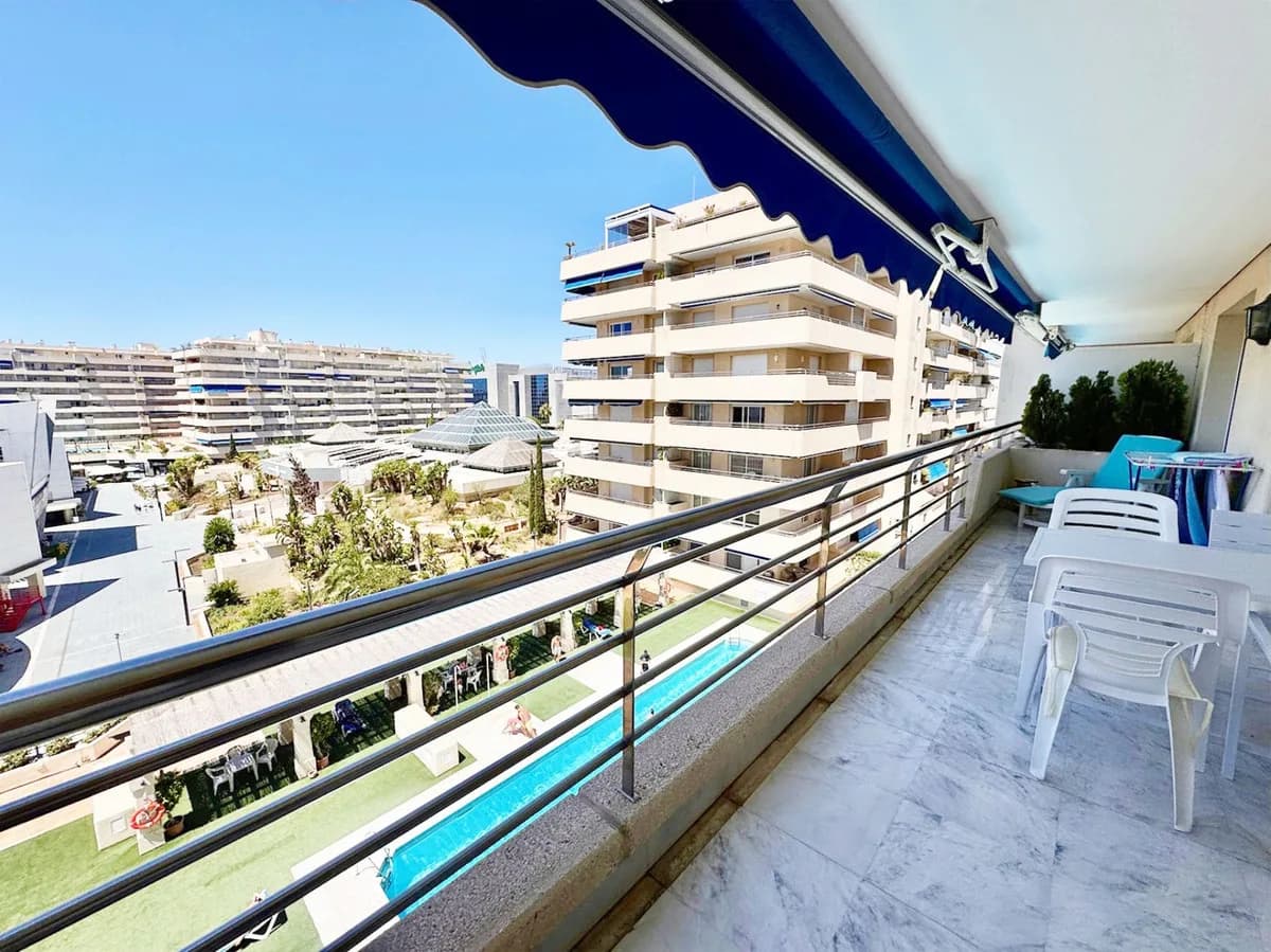 2 Bedroom Middle Floor Apartment for Sale in Puerto Banús, Málaga - Image 6