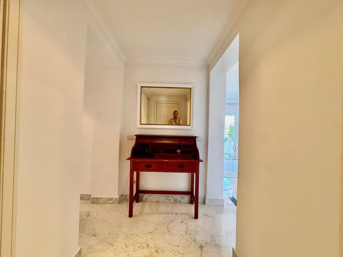 2 Bedroom Middle Floor Apartment for Sale in Puerto Banús, Málaga - Image 9