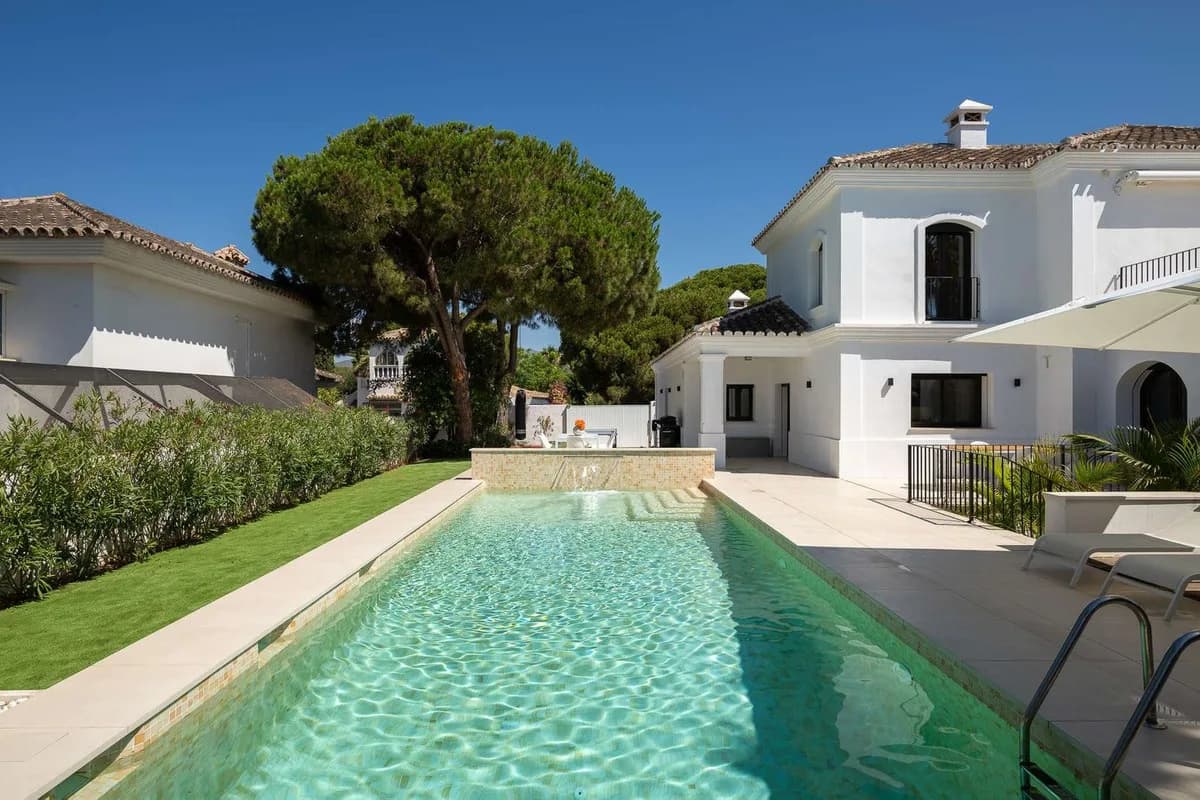 6 Bedroom Detached Villa for Sale in Marbesa, Málaga