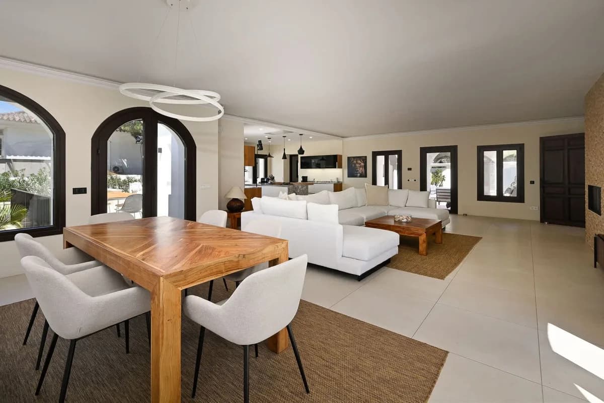 6 Bedroom Detached Villa for Sale in Marbesa, Málaga - Image 9