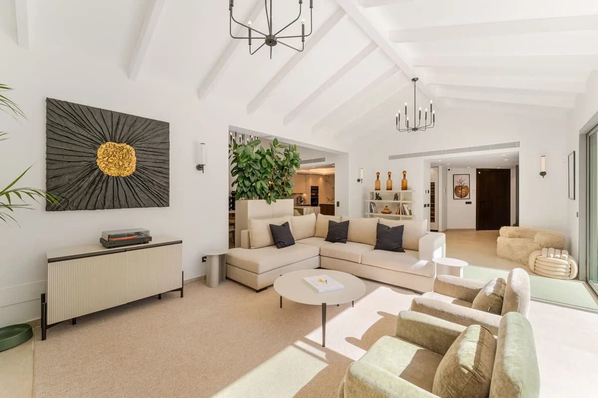 5 Bedroom Detached Villa for Sale in Nueva Andalucía, Málaga - Image 4