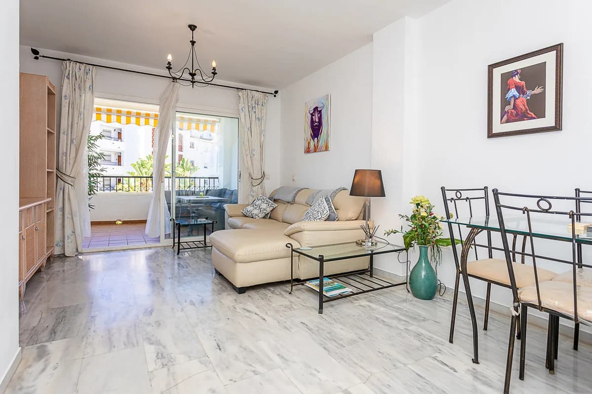 2 Bedroom Middle Floor Apartment for Sale in Calahonda, Málaga - Image 2