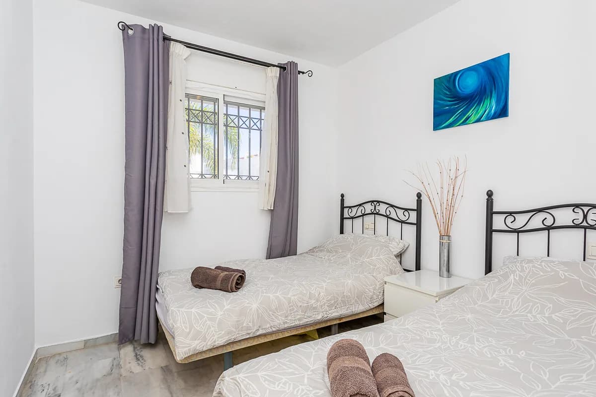 2 Bedroom Middle Floor Apartment for Sale in Calahonda, Málaga - Image 9
