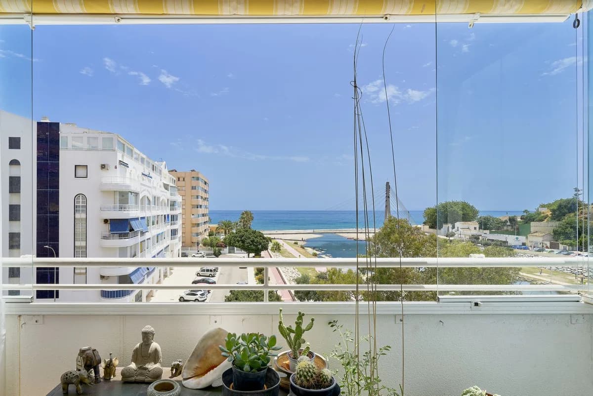 3 Bedroom Middle Floor Apartment for Sale in Fuengirola, Málaga - Image 2