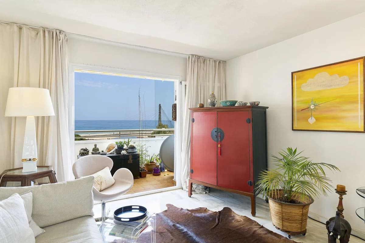 3 Bedroom Middle Floor Apartment for Sale in Fuengirola, Málaga - Image 4