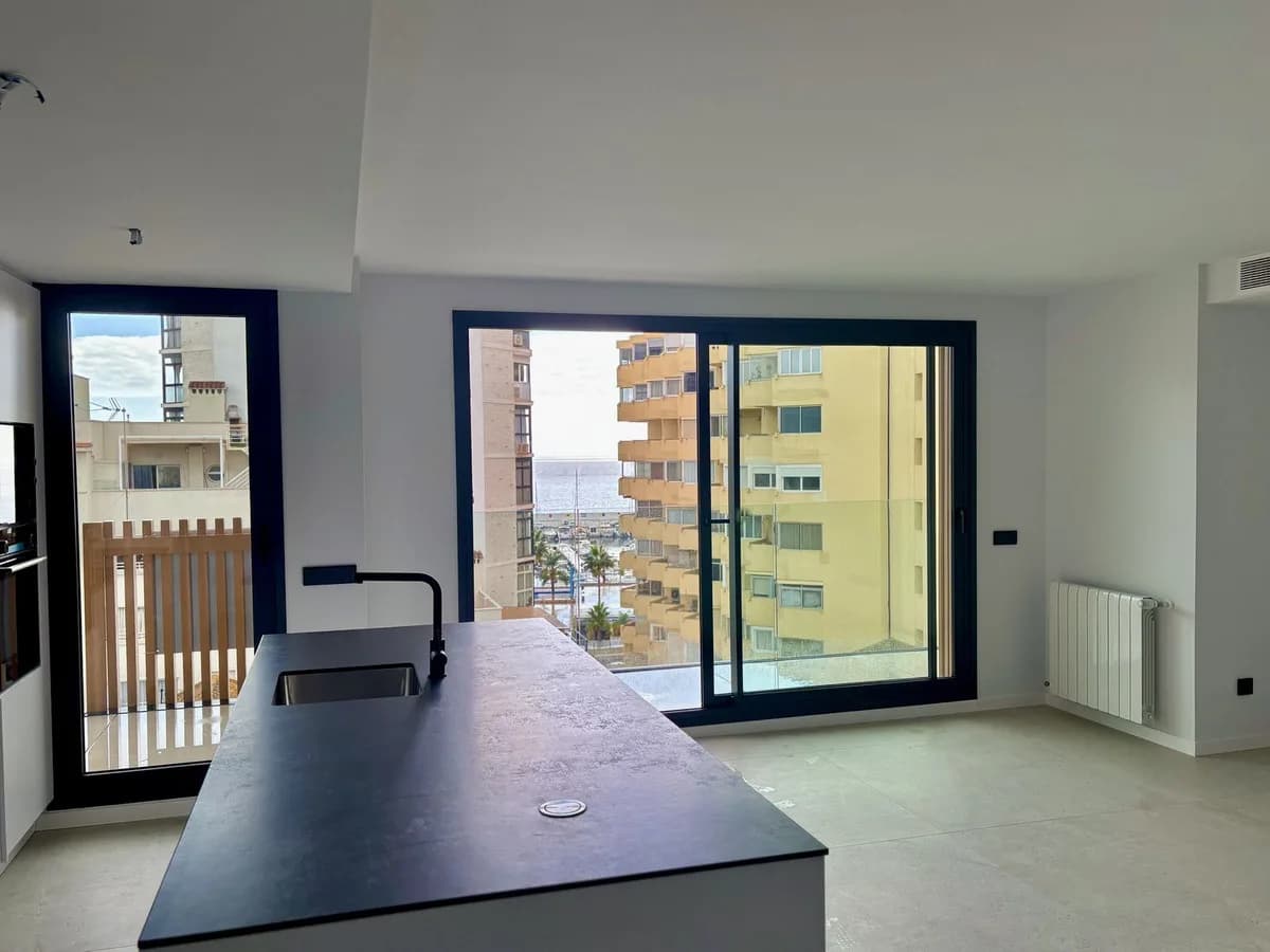 3 Bedroom Middle Floor Apartment for Sale in Marbella, Málaga - Image 9