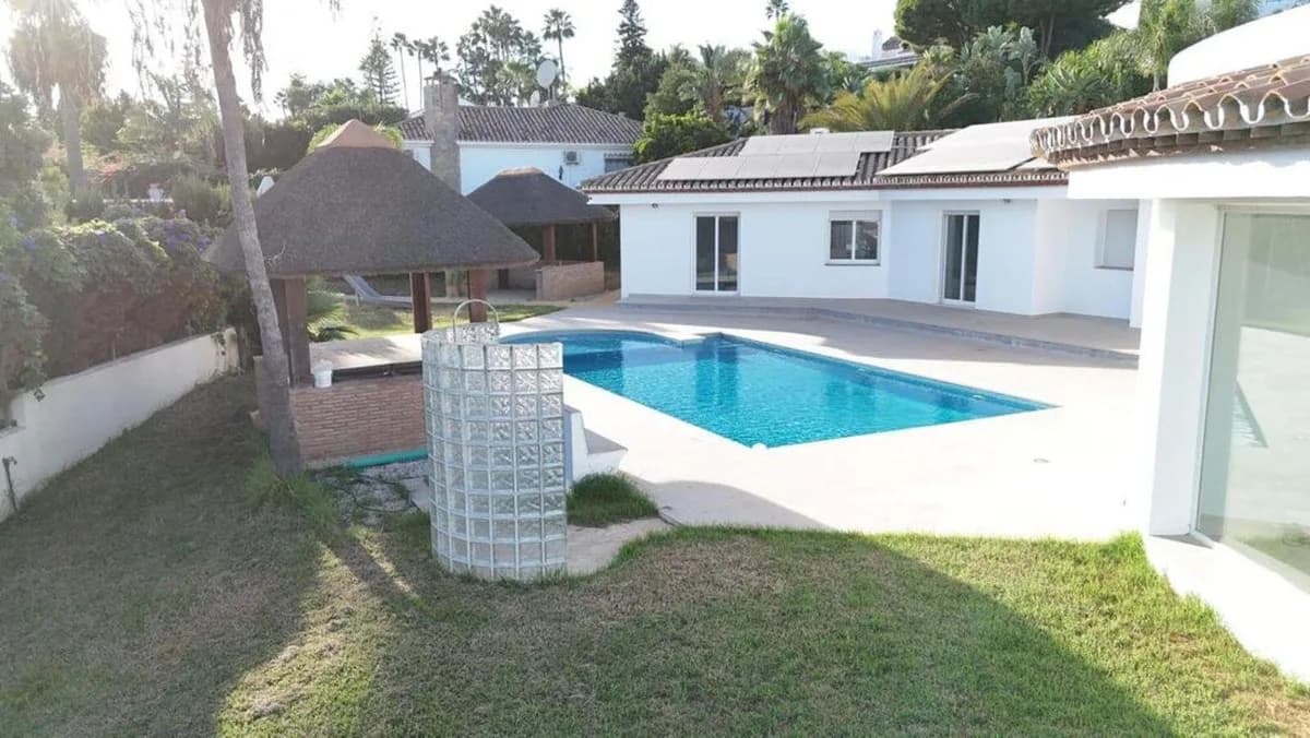 4 Bedroom Detached Villa for Sale in El Paraiso, Málaga - Image 2
