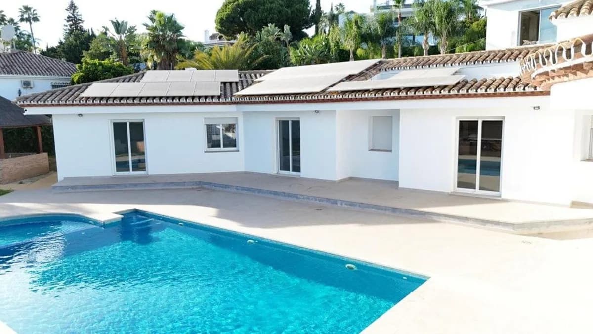 4 Bedroom Detached Villa for Sale in El Paraiso, Málaga - Image 3