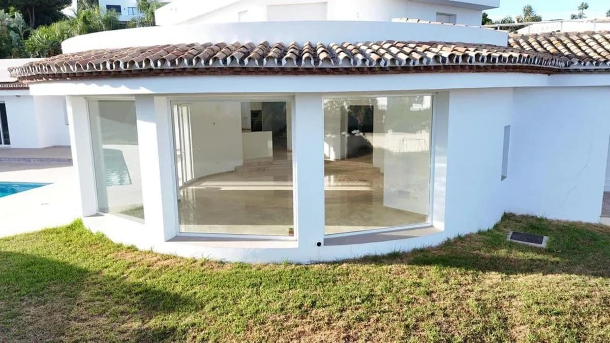 4 Bedroom Detached Villa for Sale in El Paraiso, Málaga - Image 4