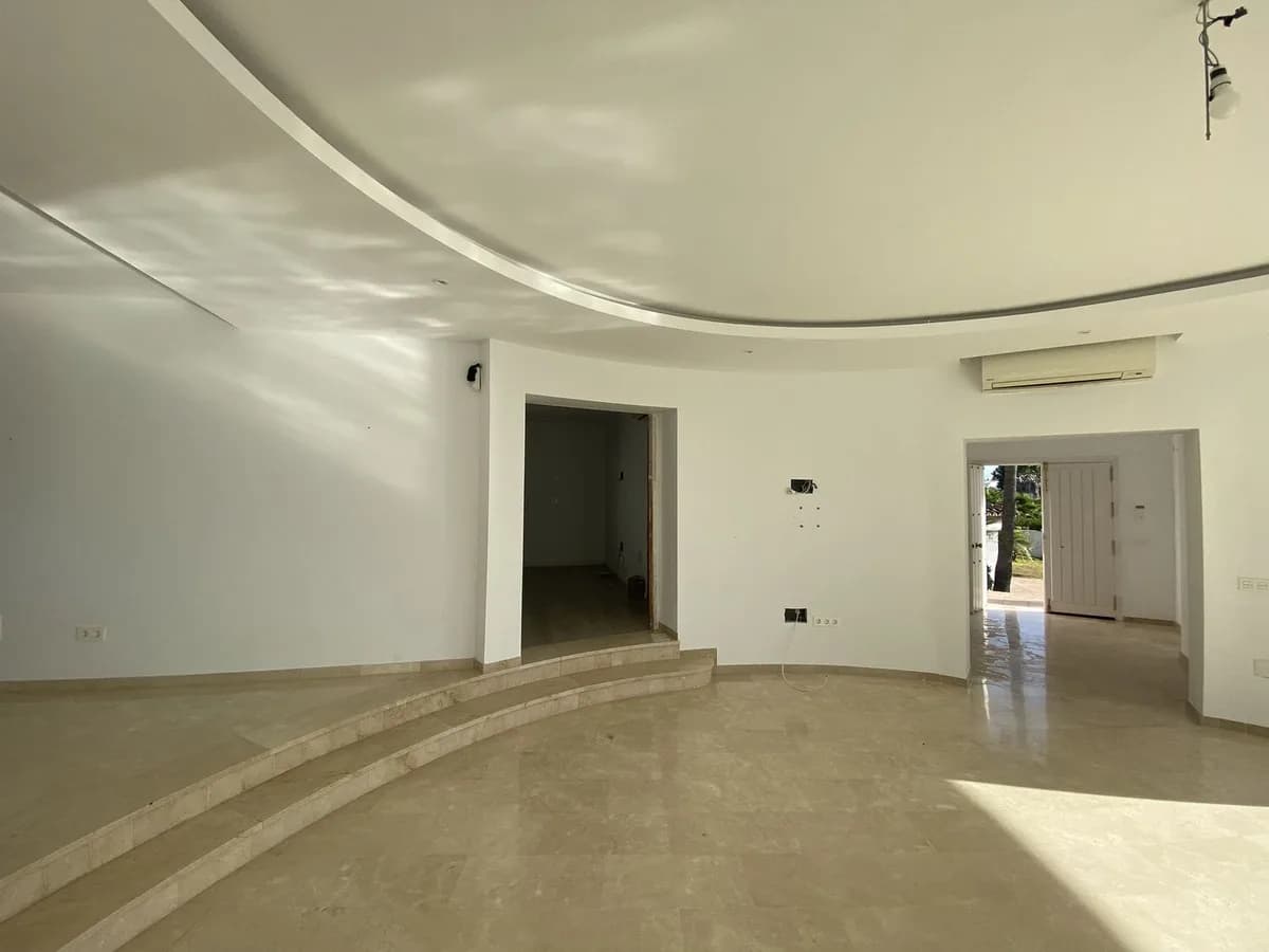 4 Bedroom Detached Villa for Sale in El Paraiso, Málaga - Image 7