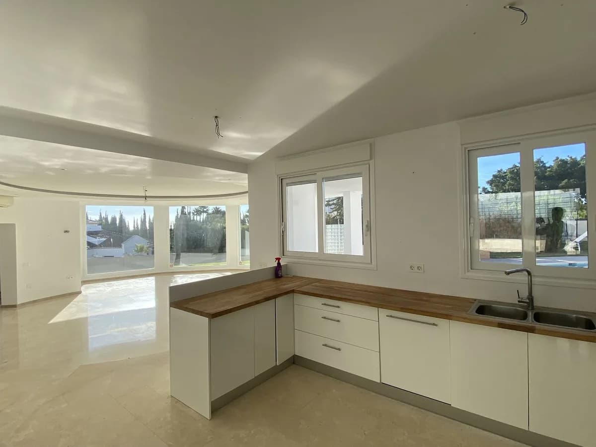 4 Bedroom Detached Villa for Sale in El Paraiso, Málaga - Image 8