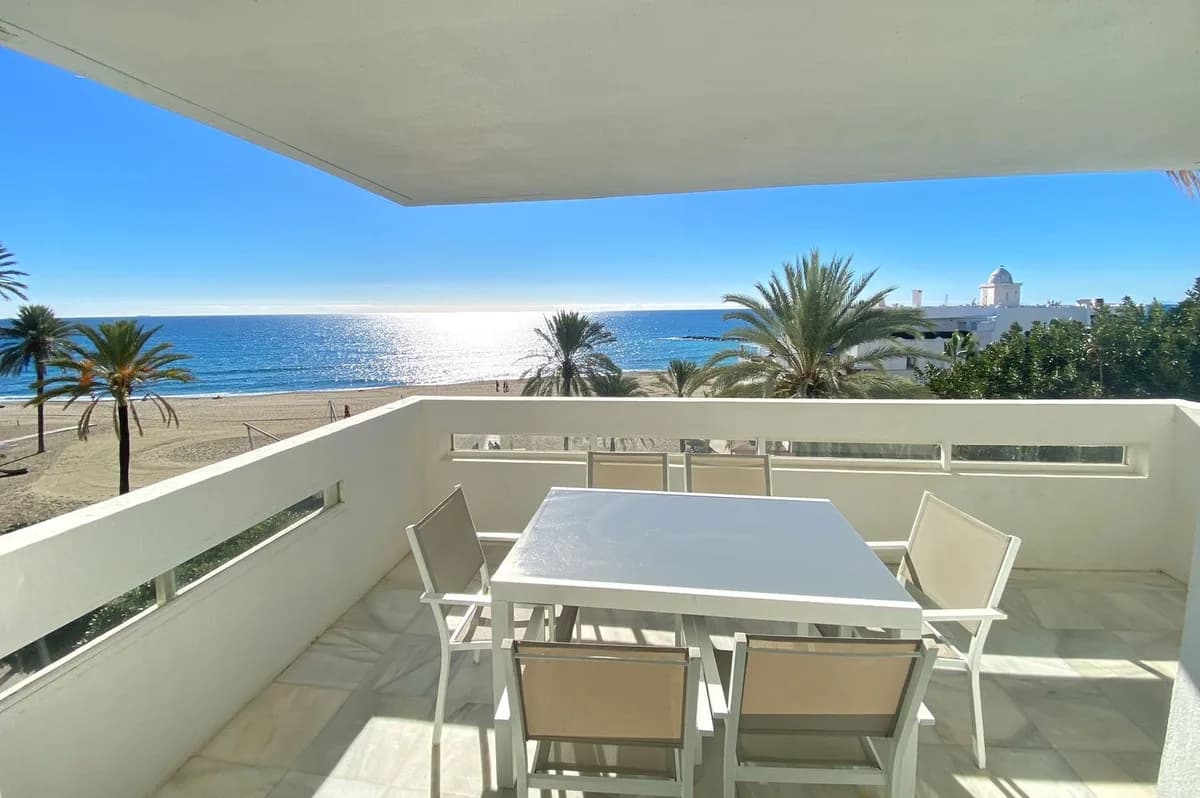 3 Bedroom Middle Floor Apartment for Sale in Marbella, Málaga - Image 2
