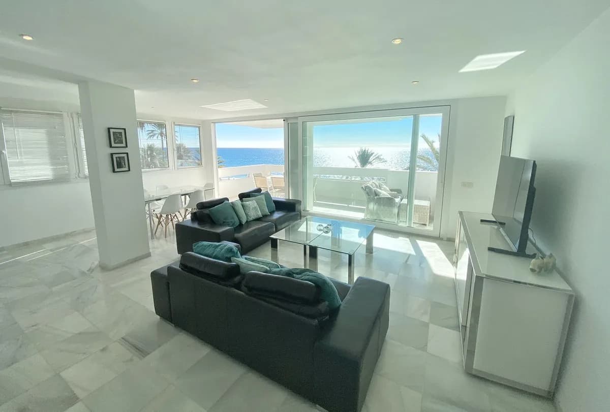 3 Bedroom Middle Floor Apartment for Sale in Marbella, Málaga - Image 3
