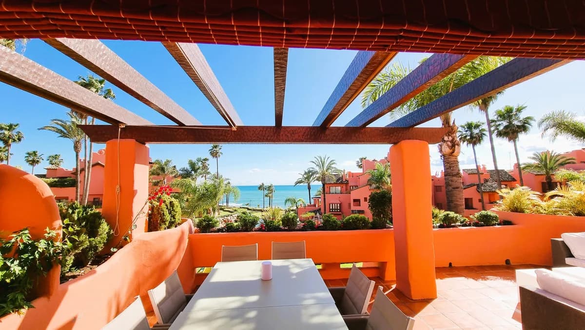 2 Bedroom Middle Floor Apartment for Sale in Estepona, Málaga - Image 3