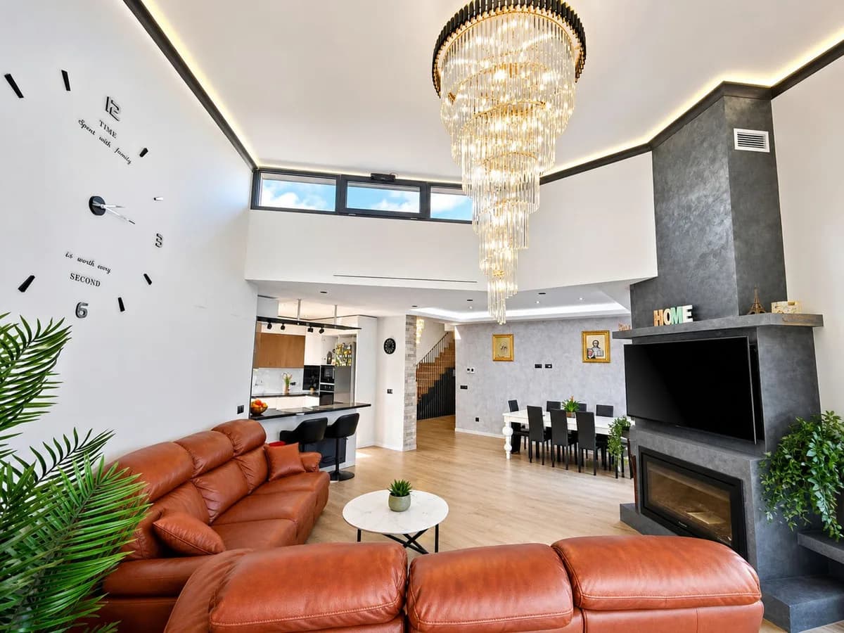 4 Bedroom Detached Villa for Sale in Estepona, Málaga - Image 4
