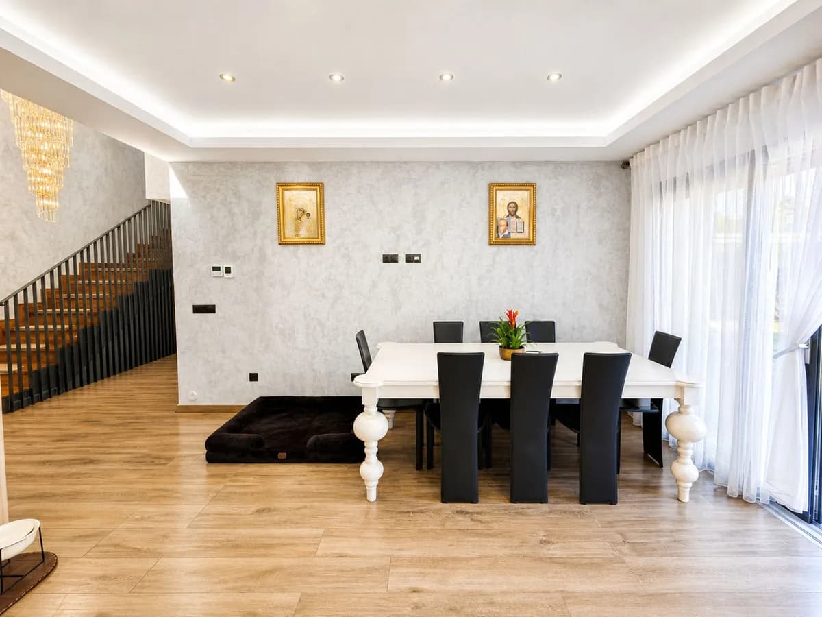 4 Bedroom Detached Villa for Sale in Estepona, Málaga - Image 6