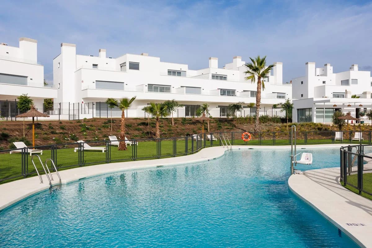 2 Bedroom Middle Floor Apartment for Sale in Cancelada, Málaga - Image 4