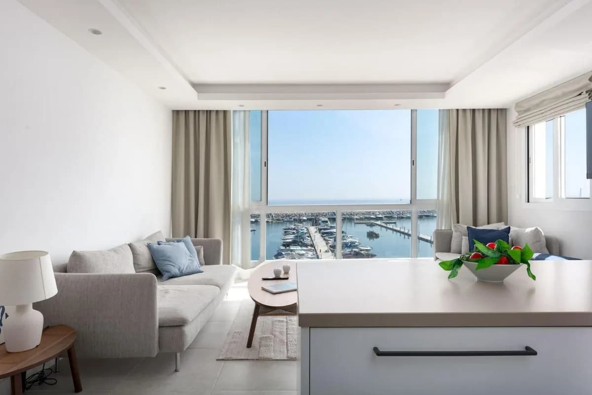 2 Bedroom Top Floor Apartment for Sale in Puerto Banús, Málaga - Image 3