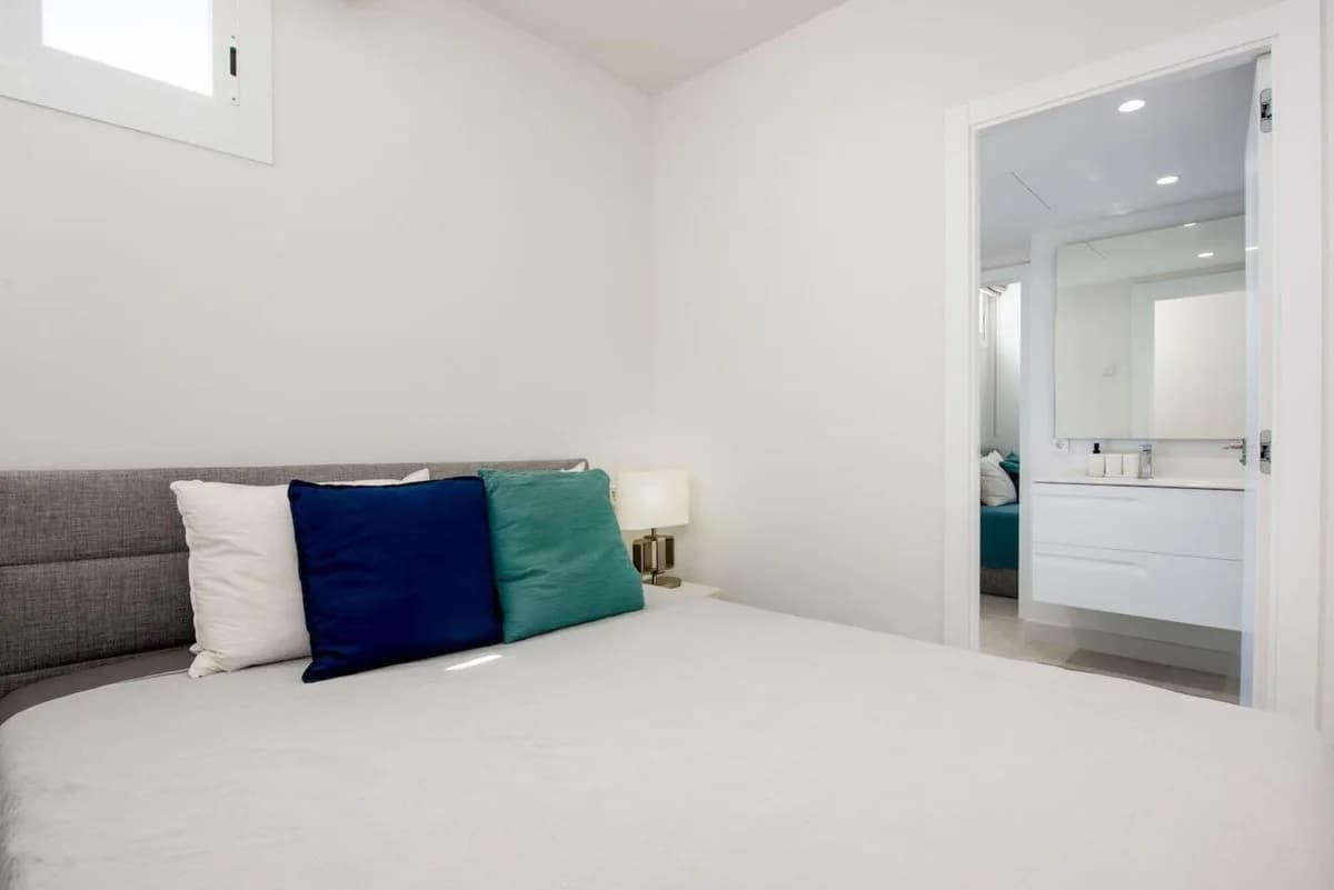 2 Bedroom Top Floor Apartment for Sale in Puerto Banús, Málaga - Image 8