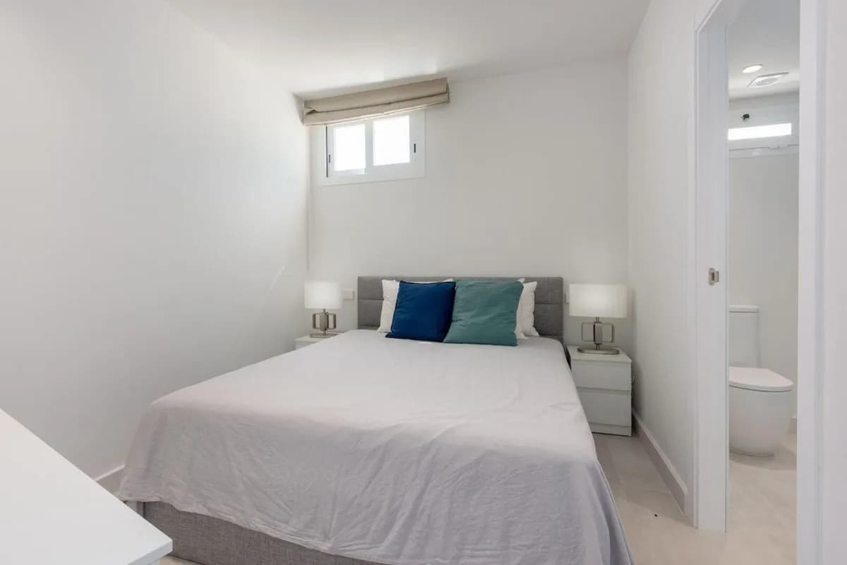 2 Bedroom Top Floor Apartment for Sale in Puerto Banús, Málaga - Image 9